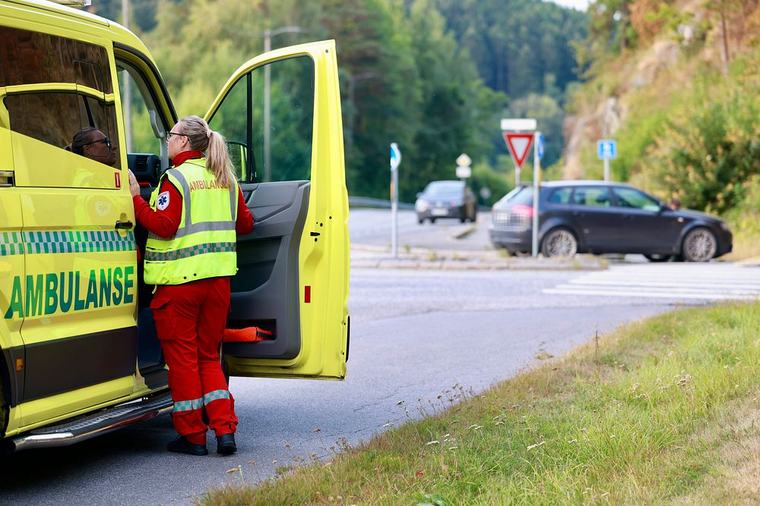 NÅ: To biler i trafikkulykke