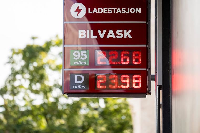 Drivstoffkøer før avgiftsøkningen i morgen: – Tanken skal fylles helt opp