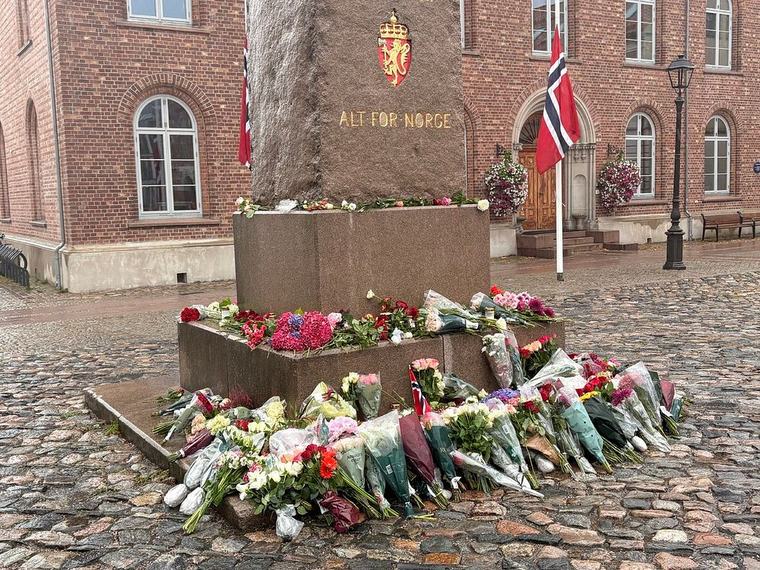 Flere har lagt ned blomster på Torvet