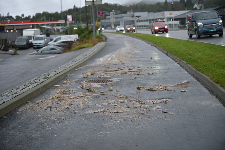 Her fløt kloakken over gangveien: –⁠ Å herregud
