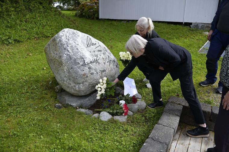 La ned blomster ved konge­steinen: