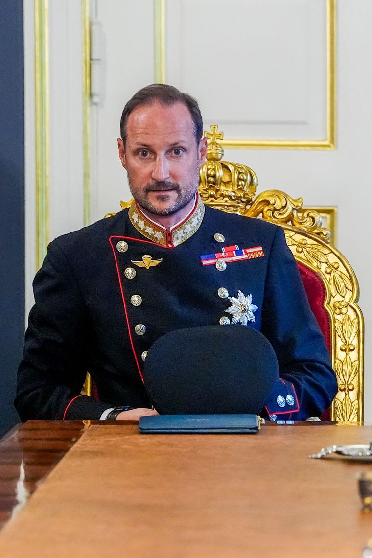 Kong Haakon avlegger sin ed for Stortinget tirsdag