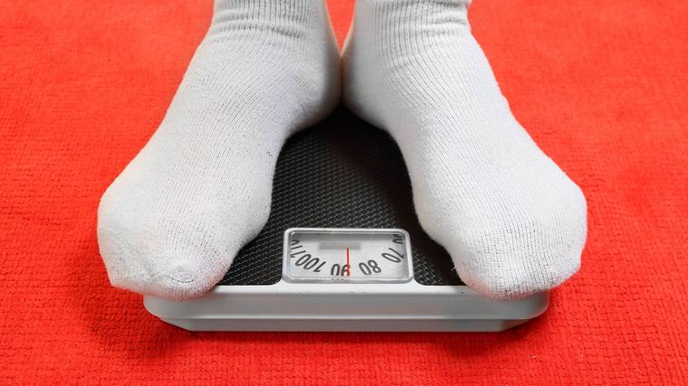 «TO KILO PÅ ÉN HELG!» hylte fatter’n. Eksperten advarer mot én vanlig feil når du går på vekten.