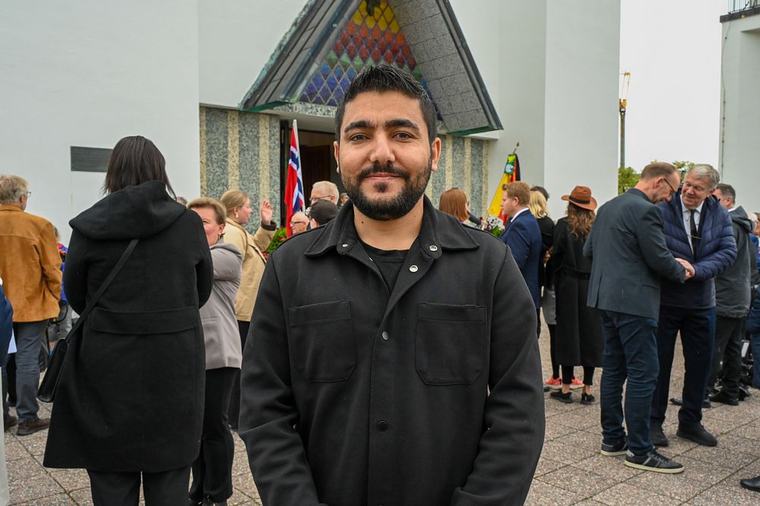 Mahmoud tente lys i kirka: – Kongen var vår bestefar