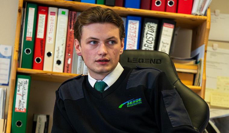 Henrik (21) måtte brått overta familiebedriften: – Planen var å drive sammen med pappa