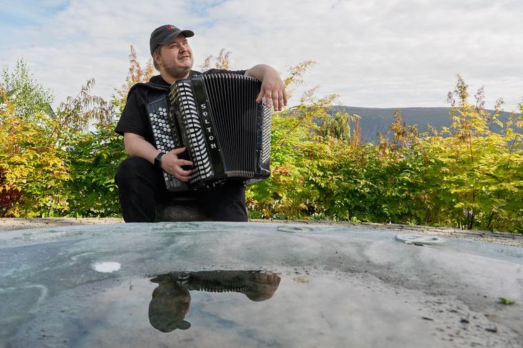 Joakim gikk med sorte negler og hørte på tung musikk