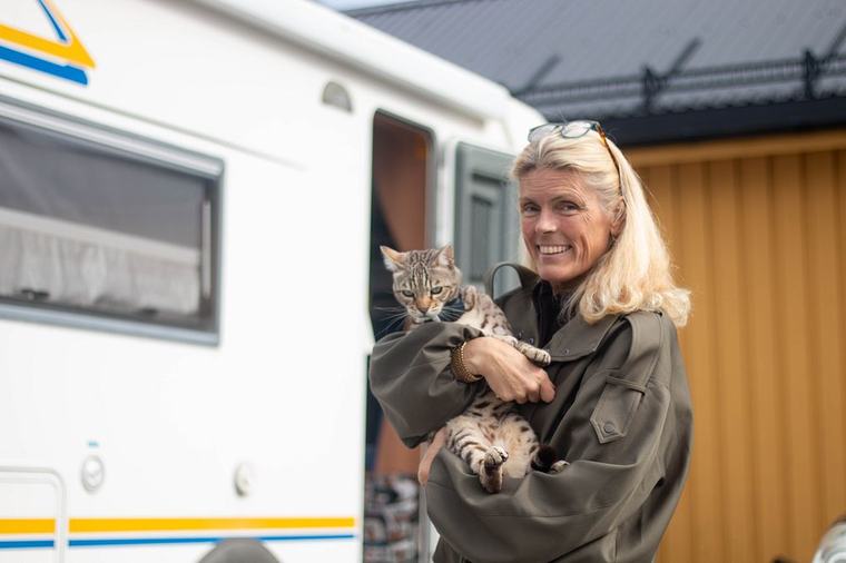 Wiwi bor i bobil med to bengal­katter