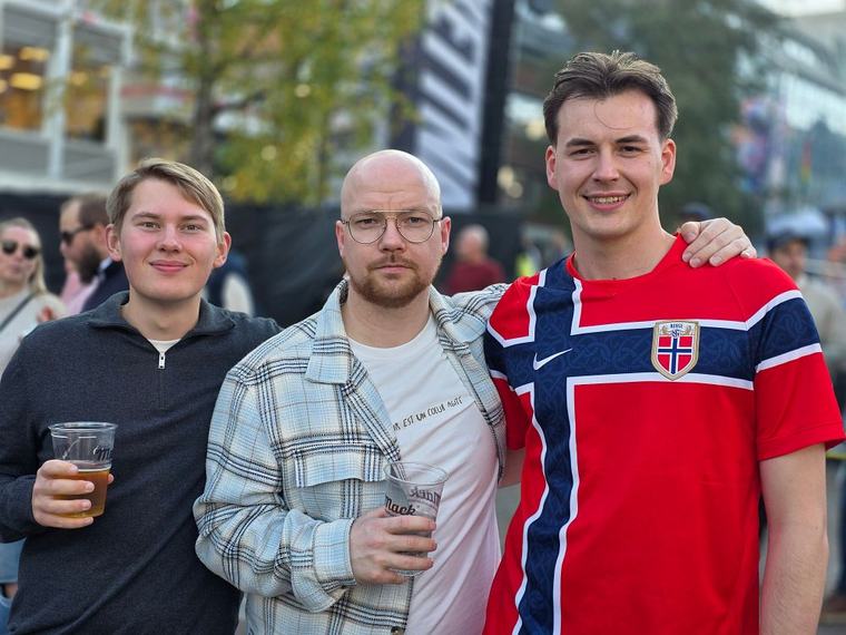 – Det er en trist dag, så jeg ville vise respekt ved å ta på skjorta
