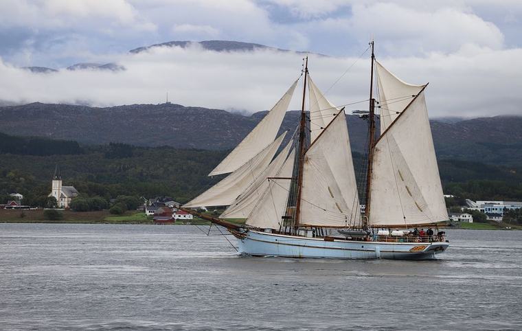 Under fulle seil gjennom Tjeldsundet