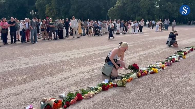 Strømmer til med blomster: – Folk samler seg her