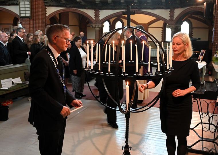 Strømmet til kirken for å minnes kong Harald: – Et stort tap