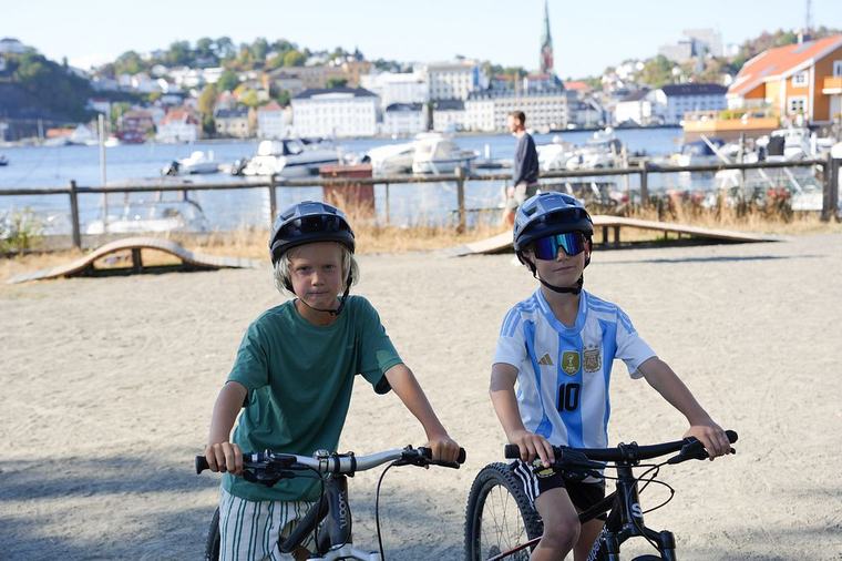 Mathias (8) og Lauritz (9) kunne juble for ny boltreplass
