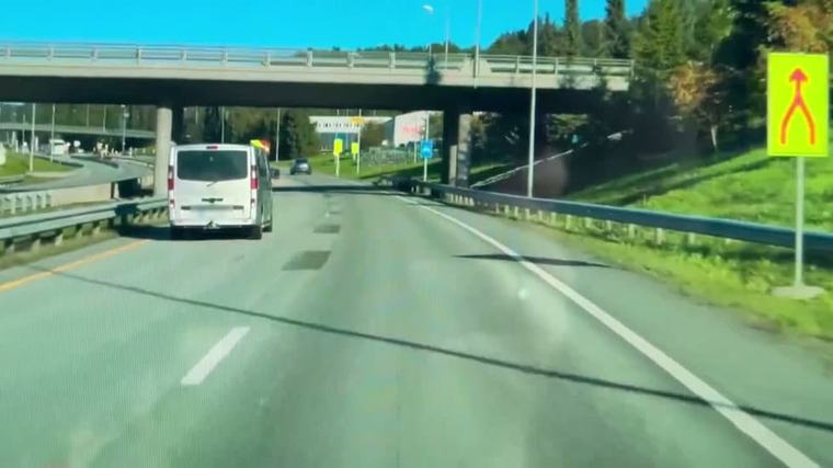 Sneiet i autovernet, kjørte videre og krasjet nesten i lastebil