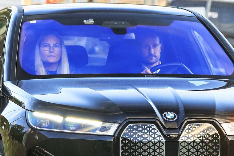 Rolig natt utenfor Rikshospitalet – kronprinsen trolig ved kongens side