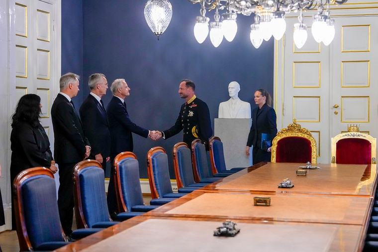 NÅ: Den nye kongen og regjeringen møtes