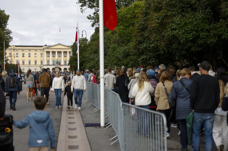 Siste mulighet for å ta farvel ved kong Haralds båre