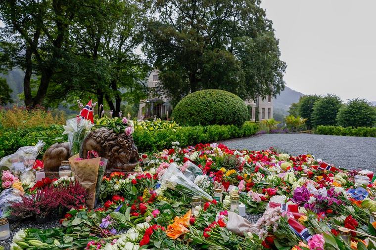 Folket minnes kong Harald – blomsterhav landet over
