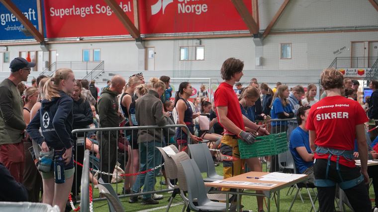 Her hjelper konkurrentane kvarandre mot toppen