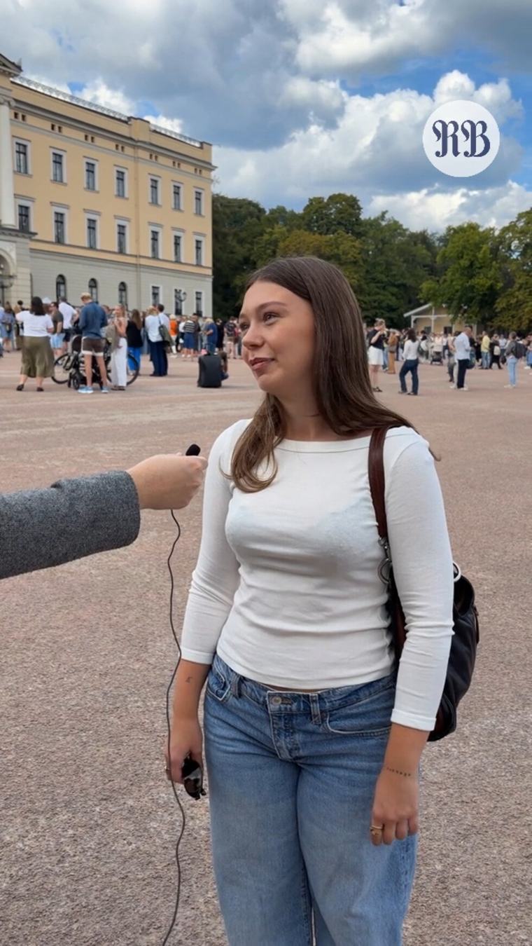 NÅ: Mange samler seg på Slottsplassen