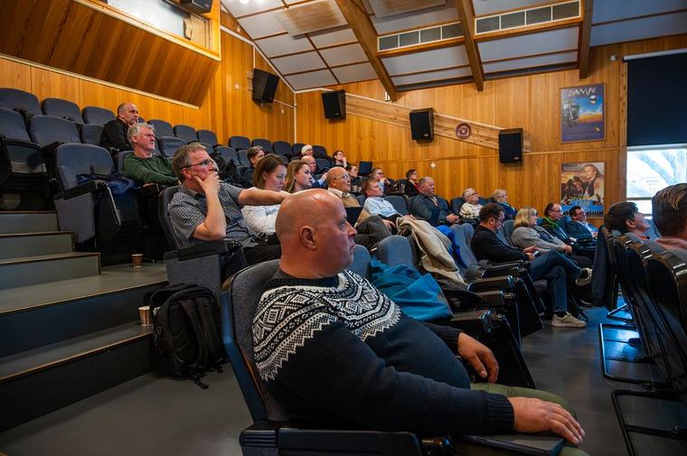 Flytter møte på grunn av kongens begravelse