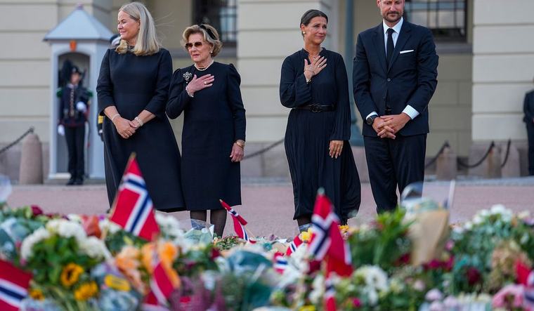 Kongefamilien kom ut på Slottsplassen: – Ekstra sterkt å se dronning Sonja