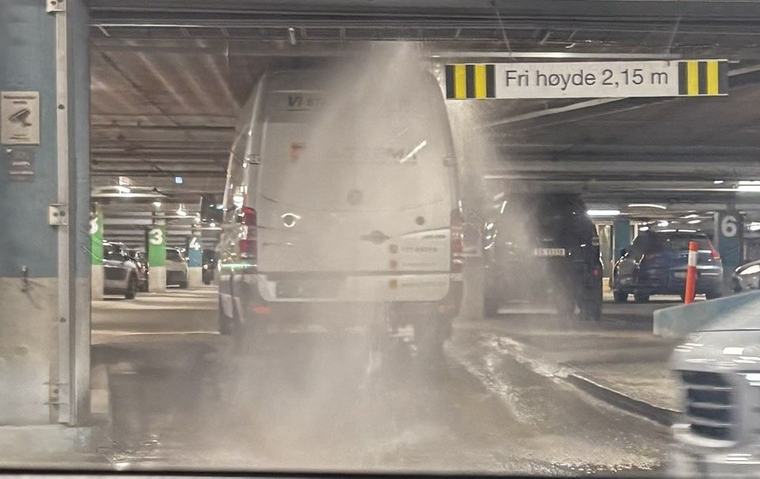 Her ble varebilen stående bom fast