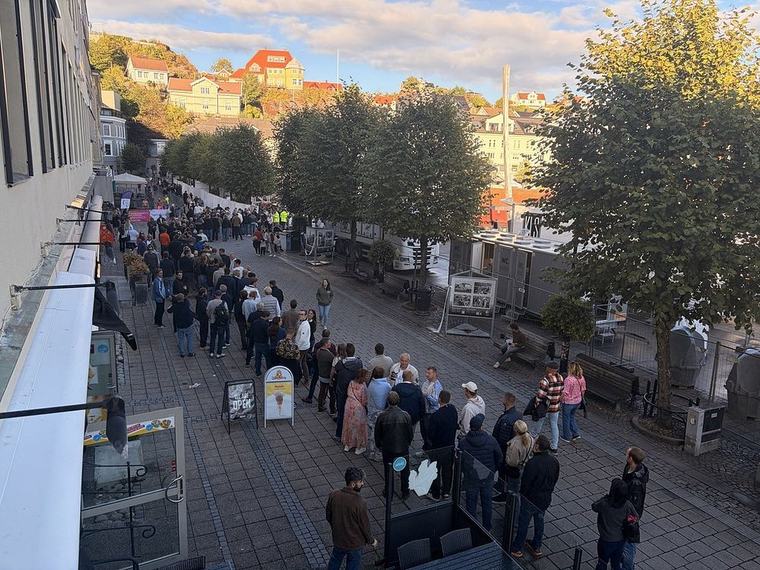 Over 100 meter lang kø for å slippe inn