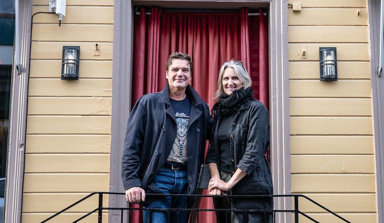 Bjørn og Mette har kjøpt bygården: – Nå bestemmer vi