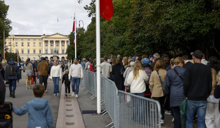 Sju timers ventetid for å defilere ved kong Haralds båre